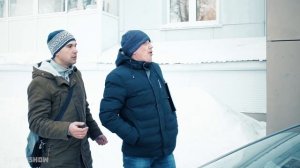 Снег с крыши упал на машину