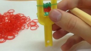 Браслет Клубничный из резинок на рогатке