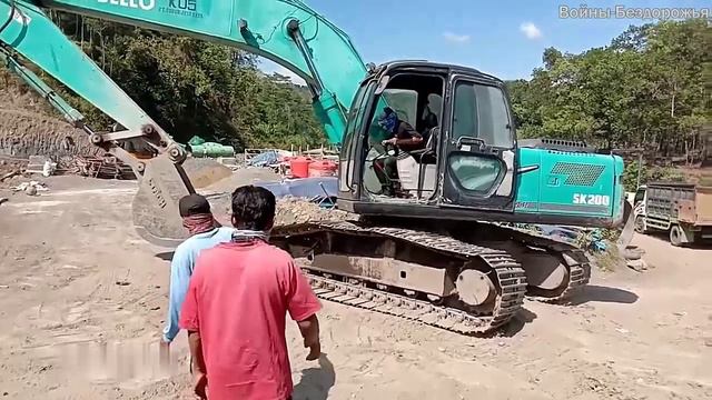 Удивительное мастерство оператора самого быстрого экскаватора Track Link Kobelco SK200 смотреть онлайн