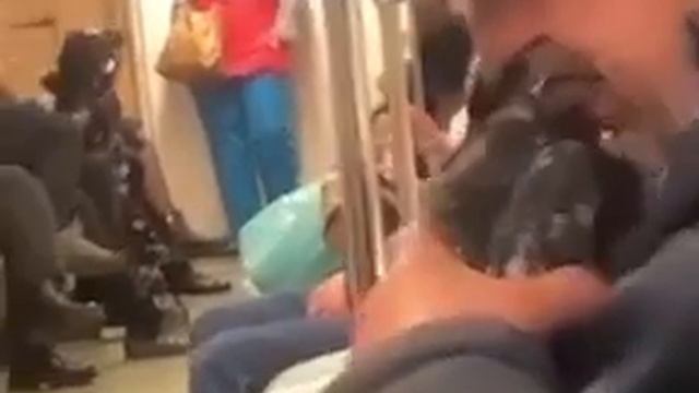 Бомж целует голубя в метро смотреть онлайн