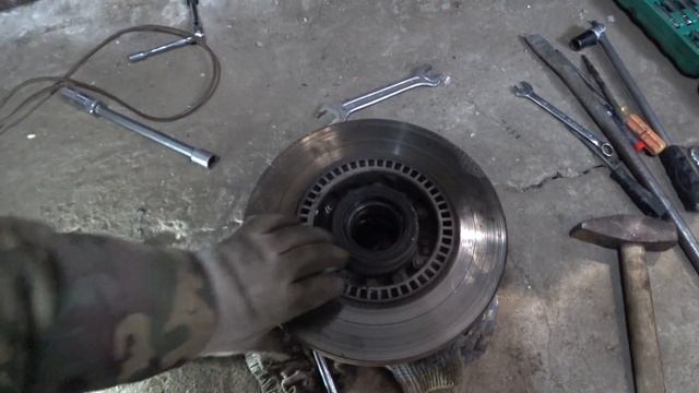 замена тормозных передних дисков и ступичных подшипников mitsubishi delica. смотреть онлайн