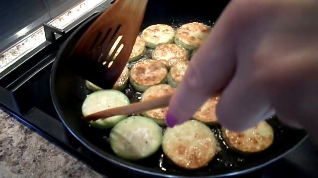 Жареный Кабачок с Помидором и Майонезом! Закуска из Кабачков! смотреть онлайн