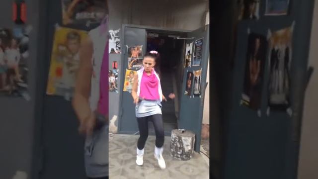 Вечеринка в стиле 90-х. Танцы около подъезда смотреть онлайн