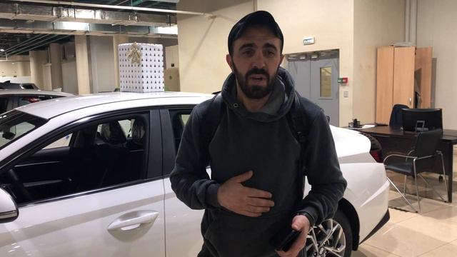 Арутюн Ишханович благодарит сотрудников салона после покупки автомобиля в ALTERA-AUTO смотреть онлайн