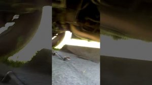 Как снять стартер на Мерседес 102 двигатель 4 ступ.