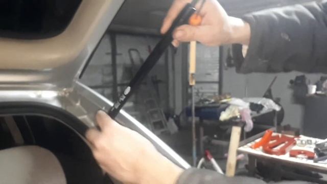 Замена амортизаторов задней ляды(крышки) багажника Opel ASTRA G, ремонт своими руками. смотреть онлайн