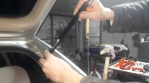 Замена амортизаторов задней ляды(крышки) багажника Opel ASTRA G, ремонт своими руками.