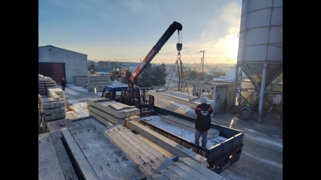 Доставка бетонных свай манипулятором для строительство нового производственного цеха смотреть онлайн