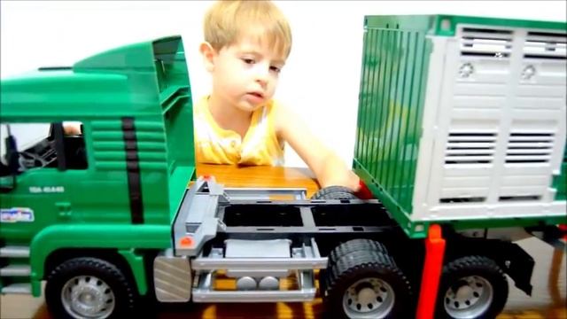 Брудер грузовик MAN для перевозки животных с быком #02749 Bruder Toys Transportation Truck смотреть онлайн