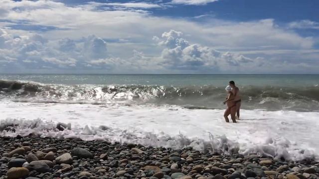 Агудзера 2015 конец августа . Отдыхающие так и не смогли войти в море..... смотреть онлайн