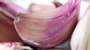 Как чеснок может помочь против ...? Какие процессы он вызывает?