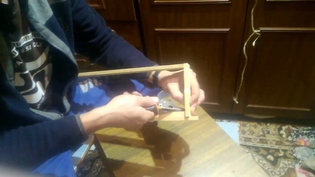 Натяжка проволоки в магазинную рамку для пчел. смотреть онлайн