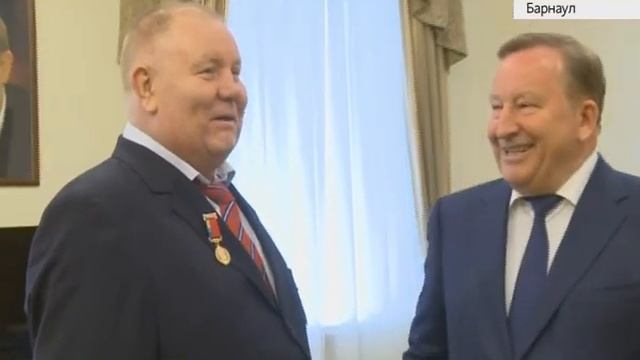 Советского самбиста и дзюдоиста Владимира Шкалова наградили в Правительстве Алтайского края смотреть онлайн