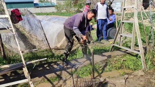 Скважины вода своим руками долбили турбу. смотреть онлайн