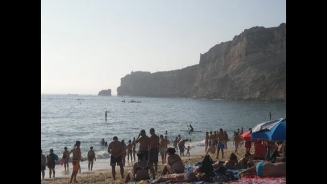 Городок под названием Назаре, в Португалии.