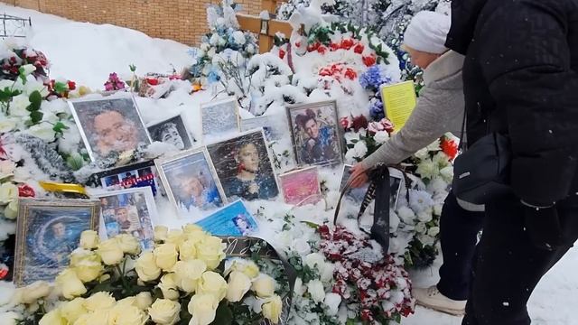 На могиле Юры Шатунова / Неожиданная и приятная встреча ? / Троекуровское кладбище 5 января смотреть онлайн