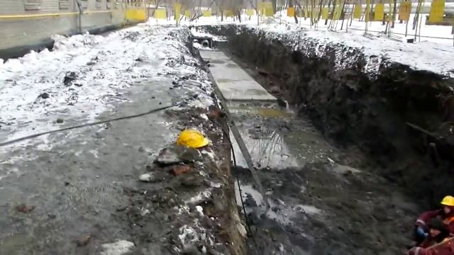 Во дворе на Олимпийском копают траншеи для труб смотреть онлайн
