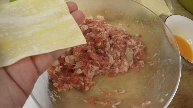 How to Make Chinese Shrimp and Pork Wontons | Wally Cooks Everything смотреть онлайн