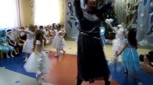 Детский танец "Серебристые снежинки"