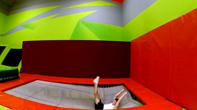 КАК СДЕЛАТЬ ПОЛЁТ В КУВЫРОК ОТ СТЕНЫ?! ПРЫЖКИ НА БАТУТЕ! Обучалка #29 смотреть онлайн