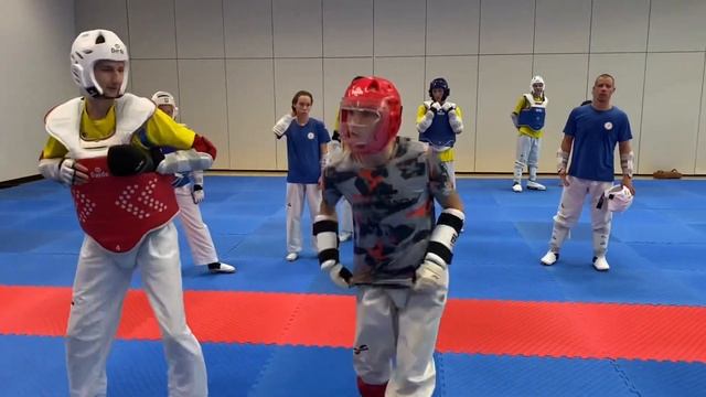 Тренировка дефтхэквондо, силовые удары в жилет. смотреть онлайн