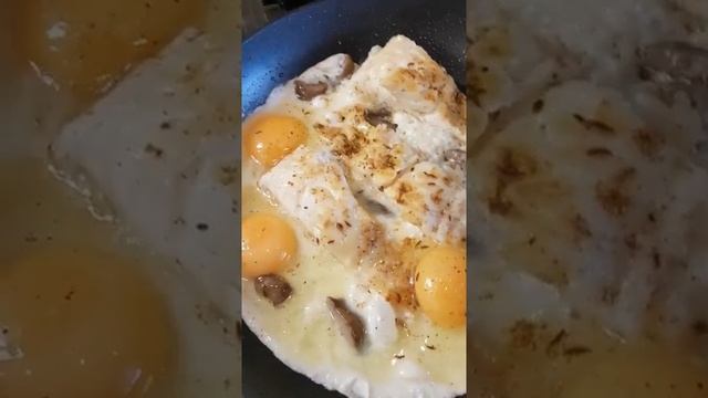 Завтрак  Глазунья с треской и маслятами за 15 мин