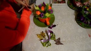 Чашки с букетом из конфет на 8 марта.