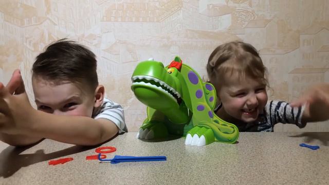 Как КРОКОДИЛ ЧЕЛЛЕНДЖ Дино Диннер кусает руки и пальцы Игры для детей от Вани и Маруси смотреть онлайн