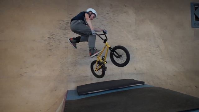 Тренировка по BMX - Заклинило ногу после падения смотреть онлайн