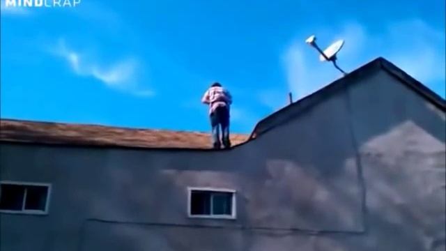 Crackhead does Back-flip off of 2 story house for $1.00 смотреть онлайн