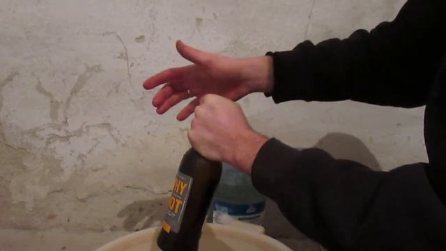 как разбить бутылку рукой
