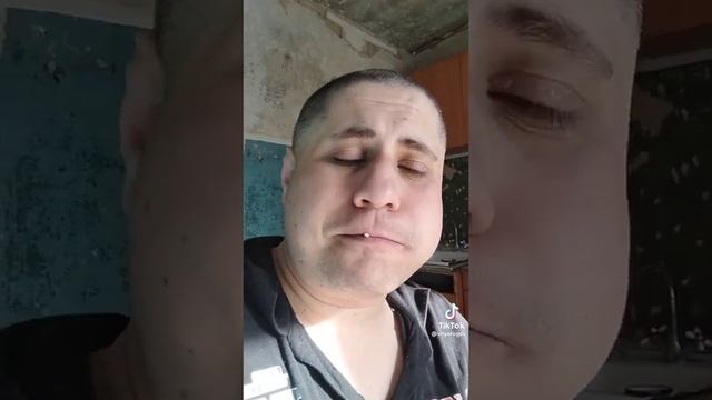 а я ем сосиску