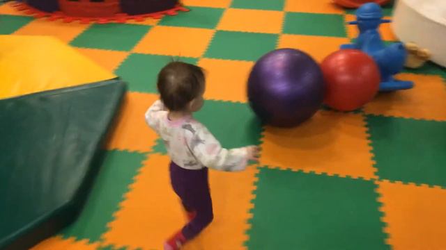 Мила первый раз в детской комнате смотреть онлайн