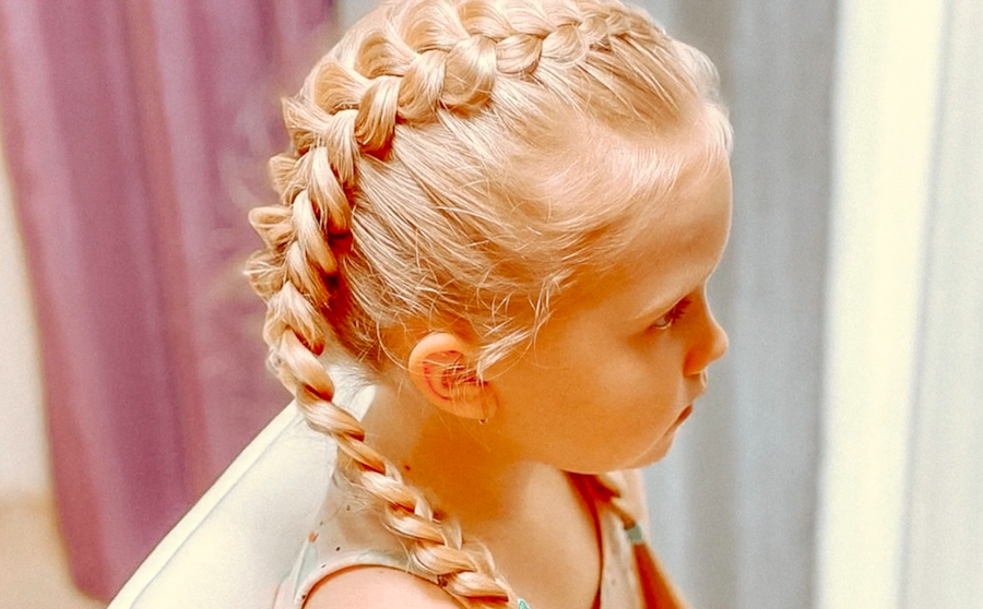 Красивая прическа Два плетения.mp смотреть онлайн