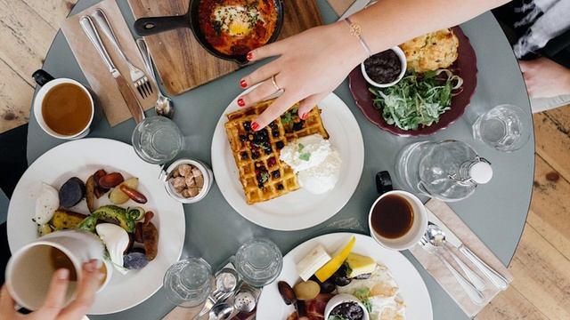 О том, как ловкая девушка проучила альфонса в ресторане смотреть онлайн