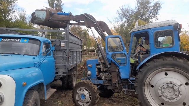 ТРАКТОР Т-40 С САМОДЕЛЬНЫМ КУНОМ.ПОГРУЗКА НАВОЗА.Газ 53 в деле смотреть онлайн