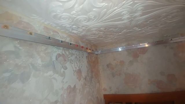 Небольшое сравнение работы с разными дюбелями при установке натяжного потолка смотреть онлайн