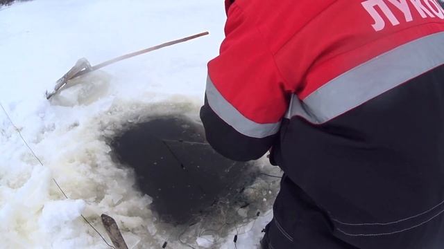 Рыбалка 2020 сетями.Проверка сетей подо льдом после первой ночи . смотреть онлайн