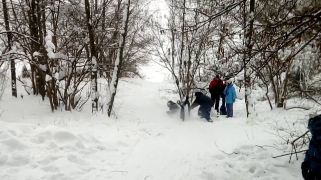 The guy crashed hard into a tree on a sled. Парень жестоко влетел в дерево на снегокате. смотреть онлайн