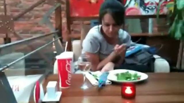 Попугаи тоже любят авокадо ) смотреть онлайн