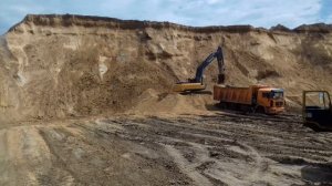 Песчаный карьер. Обвал песка. Погрузка песка на самосвалы.