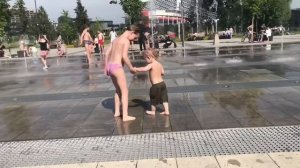 Сухой фонтан на взлётно-посадочной.