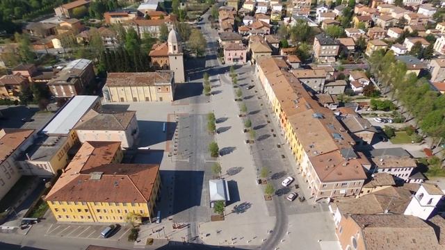 Bagnolo in Piano (IT) Pasqua 2020 - vista dall'alto con drone смотреть онлайн