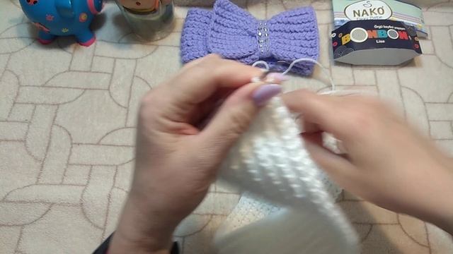 Весенняя повязка на голову для девочки. Вяжем спицами. МК. смотреть онлайн