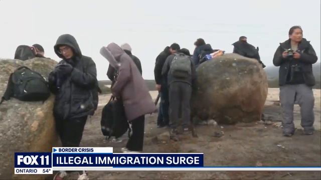 Group of migrants seen crossing US border in San Diego County смотреть онлайн