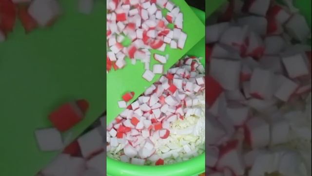 Невероятно вкусный салат из пекинской капусты с крабовыми палочками и кукурузой!!!Обалденный рецепт смотреть онлайн