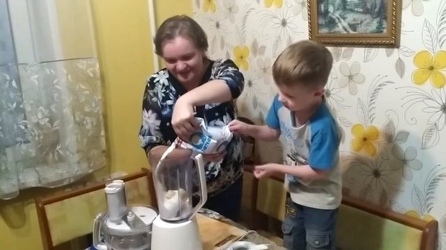 Илюша делится рецептом молочного клубнично-бананового коктейля смотреть онлайн