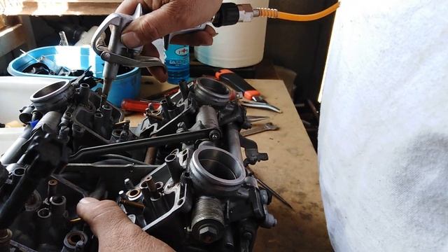 How to clean carburetors on a Honda vf750c 1993-2003. смотреть онлайн