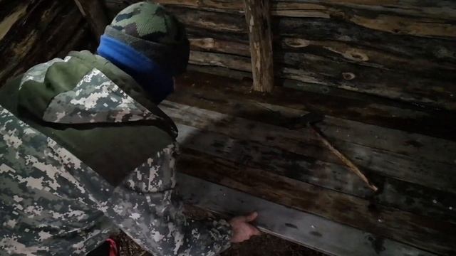 землянка в лесу,соорудил лежак, принёс дверь для землянки смотреть онлайн