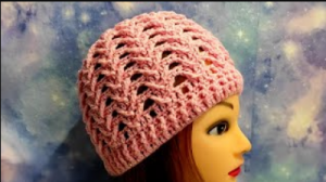 ВЕСЕННЯЯ ШАПОЧКА КРЮЧКОМ.  РЕЛЬЕФНЫЕ СТОЛБИКИ. ШАПОЧКА ДЛЯ НАЧИНАЮЩИХ. (720p).mp4